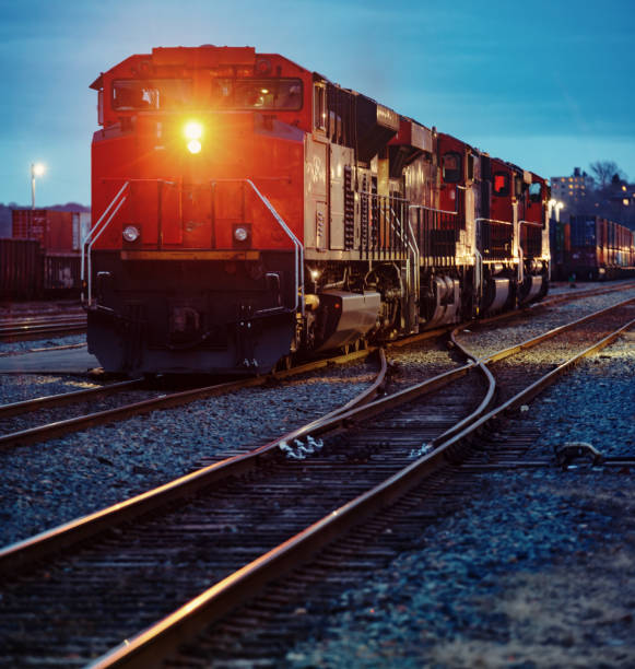 ディーゼル機関車 - locomotive train night vertical ストックフォトと画像