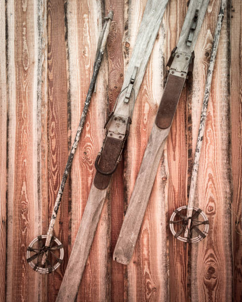 par de esquíes de madera colgado de un tablero de madera - ski old wood pair fotografías e imágenes de stock