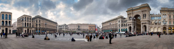 vista panoramica di piazza duomo milano - milan italy town square italy cathedral foto e immagini stock