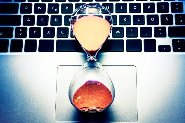istock Hourglass and laptop 1097084502