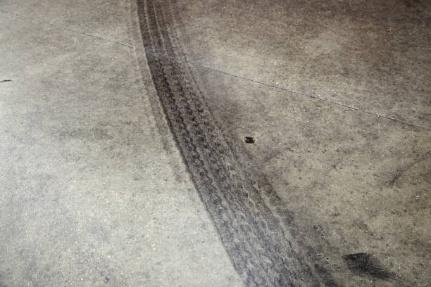 texture dérive road - tire track track asphalt skidding photos et images de collection