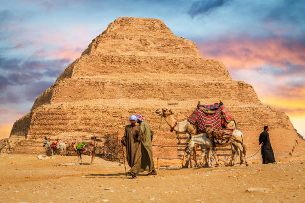 шаг пирамиды зозера в саккаре, египет - egyptian dynasty стоковые фото и изображения