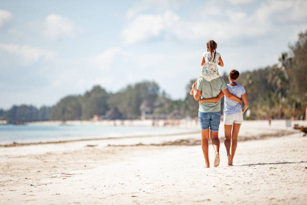 família com uma filha andando na praia - tropical climate family relaxation men - fotografias e filmes do acervo