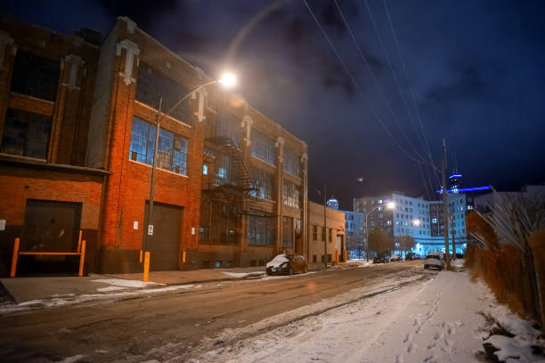 промышленная зимняя уличная ночная сцена с винтажными заводскими складами и горизонтом чикаго - factory night skyline sky стоковые фото и изображения