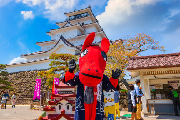 日本語は、会津若松城にて「赤べこ」マスコットをドレス - japanese military ストックフォトと画像