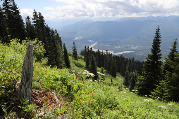 istock Sauk Mountain in North Cascades 1097170552