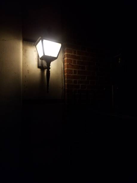 lumière extérieur en portique - porch light photos et images de collection