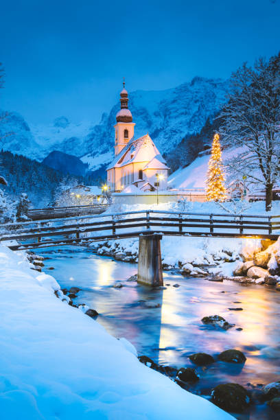 chiesa di ramsau nel crepuscolo invernale, baviera, germania - snow chapel christmas germany foto e immagini stock