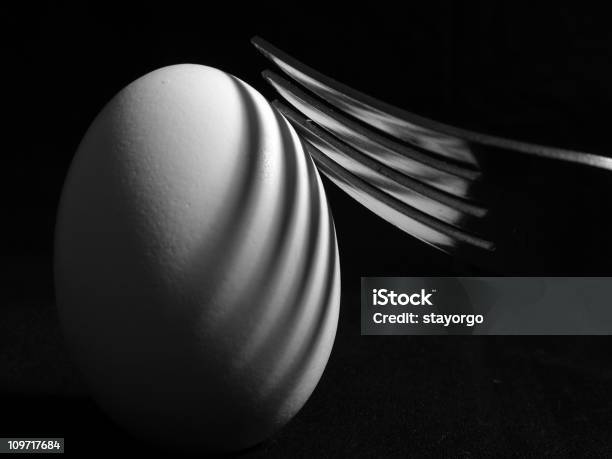 Forcella E Uovo - Fotografie stock e altre immagini di Bianco e nero - Bianco e nero, Colore nero, Sfondo nero
