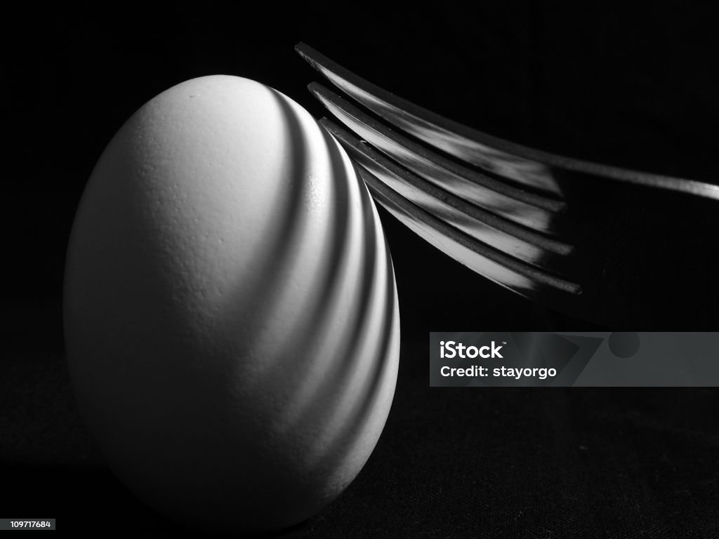 Вилка и Яйцо - Стоковые фото Чёрно-белый роялти-фри