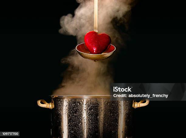 Afrodisíaco Cozinhar Para Amor - Fotografias de stock e mais imagens de Fundo Preto - Fundo Preto, Poção do Amor, Panela - Utensílio