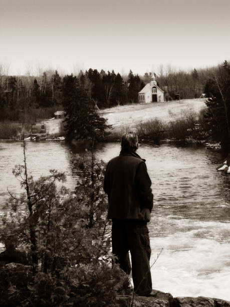 человек, глядя на реке на церковь - river men crossing spirituality стоковые фото и изображения