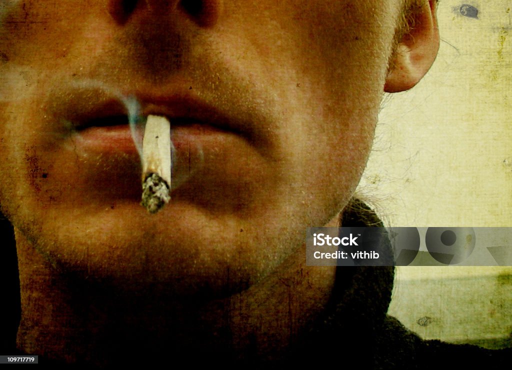 Портрет молодой человек курить сигарета's рта - Стоковые фото Дешёвка роялти-фри