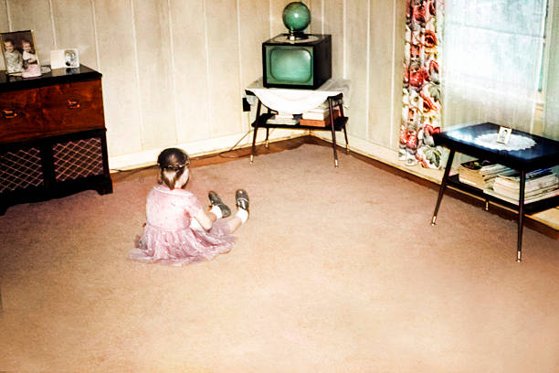 rapariga ver primeiro de televisão, retro vintage estilo - children tv 1950s imagens e fotografias de stock