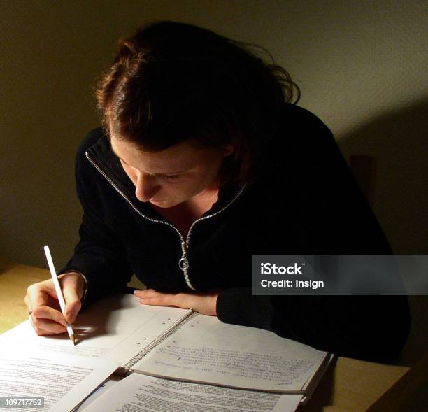 Mujer Joven Haciendo Los Deberes Foto de stock y más banco de imágenes de Adulto - Adulto, Adulto joven, Color - Tipo de imagen