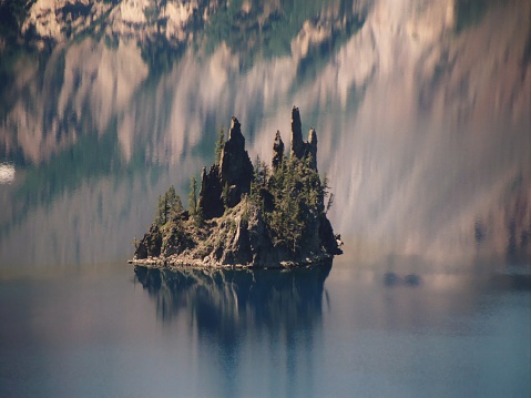 Phantom barco Island en Crater Lake, Oregon photo