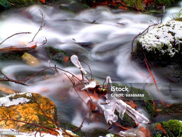 Photo libre de droit de Cascade Dhiver Stream banque d'images et plus d'images libres de droit de Cascade - Cascade, Cristaux de neige, Eau