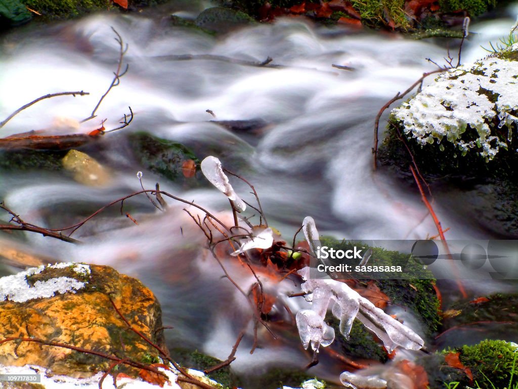 Водопад-зима stream - Стоковые фото Вода роялти-фри