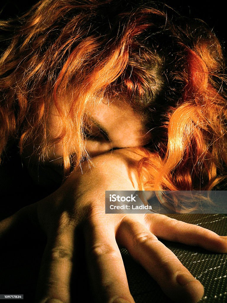 Młoda kobieta płacze w dłoni - Zbiór zdjęć royalty-free (Ciemny)