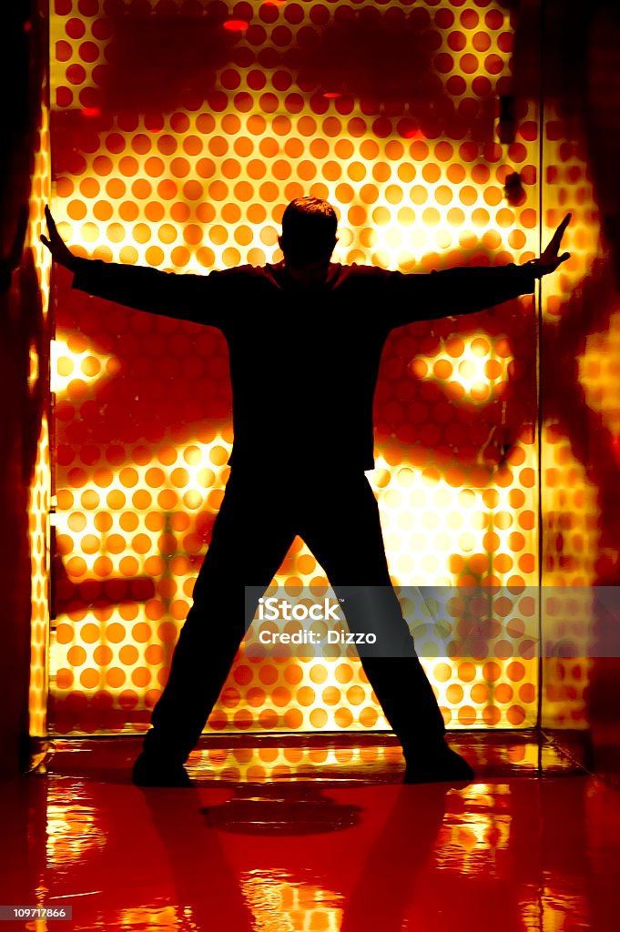 Silhouette d'un homme posant dans la boîte avec lumières - Photo de Adulte libre de droits
