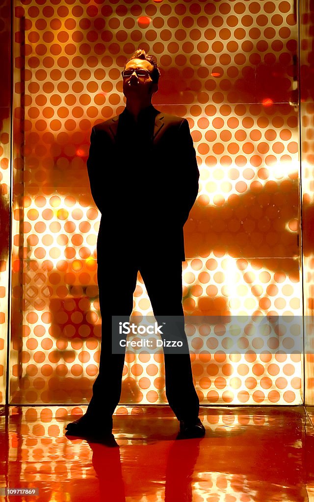 Hombre de negocios de pie en un Fondo abstracto - Foto de stock de Adulto libre de derechos
