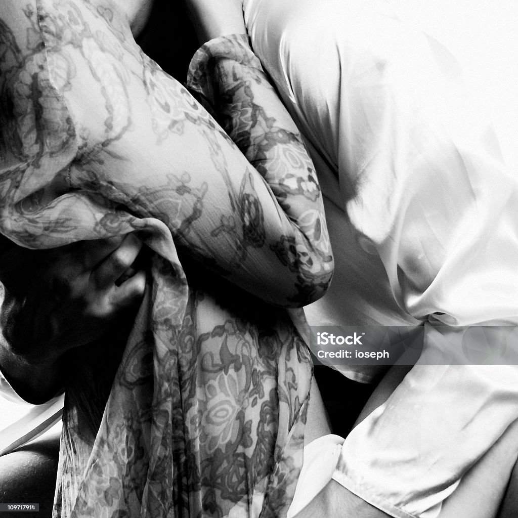 Casal em abraçar, preto e branco - Royalty-free Preto e Branco Foto de stock