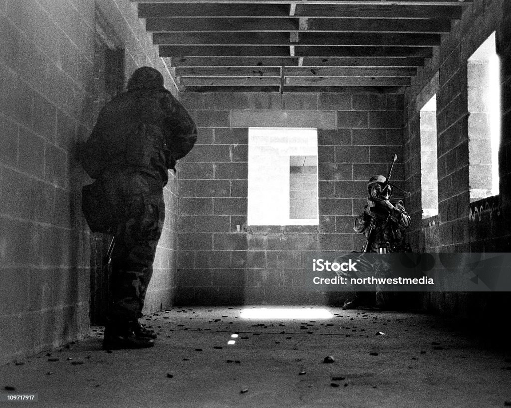Infanterie de marine dans le bâtiment - Photo de Métier de l'armée libre de droits