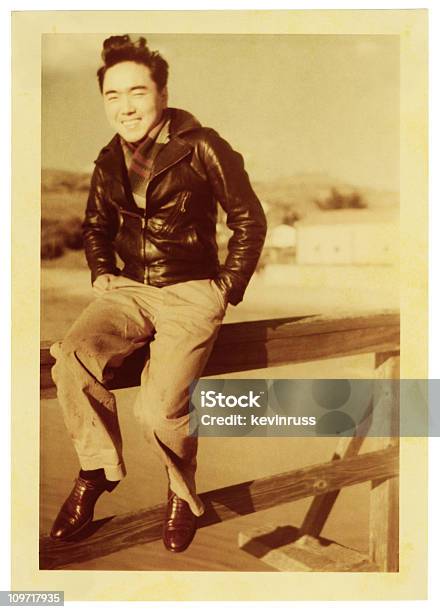 Homem Asiático Sentado Na Vedação De Corrimão - Fotografias de stock e mais imagens de 1940-1949 - 1940-1949, Homens, Sentar-se