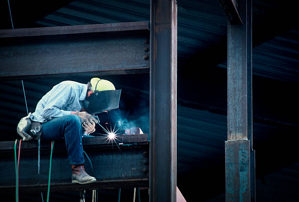 frame konstruktion mann arbeiten auf hohe aufstieg gebäude - blacksmith stock-fotos und bilder