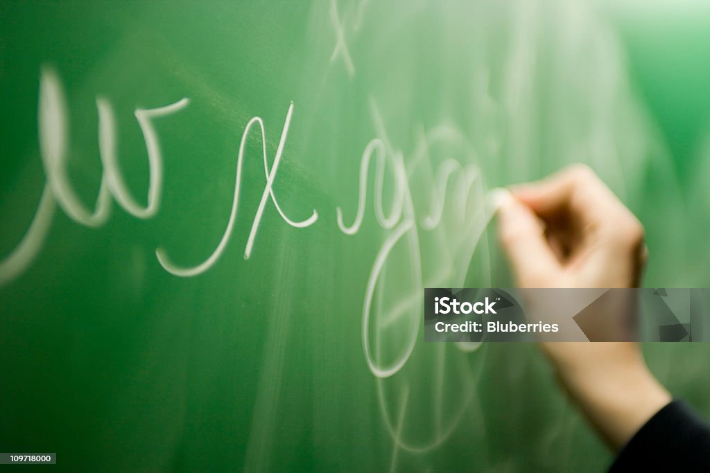 Рука написание писем в Мел on Green Blackboard - Стоковые фото Буква X р�оялти-фри