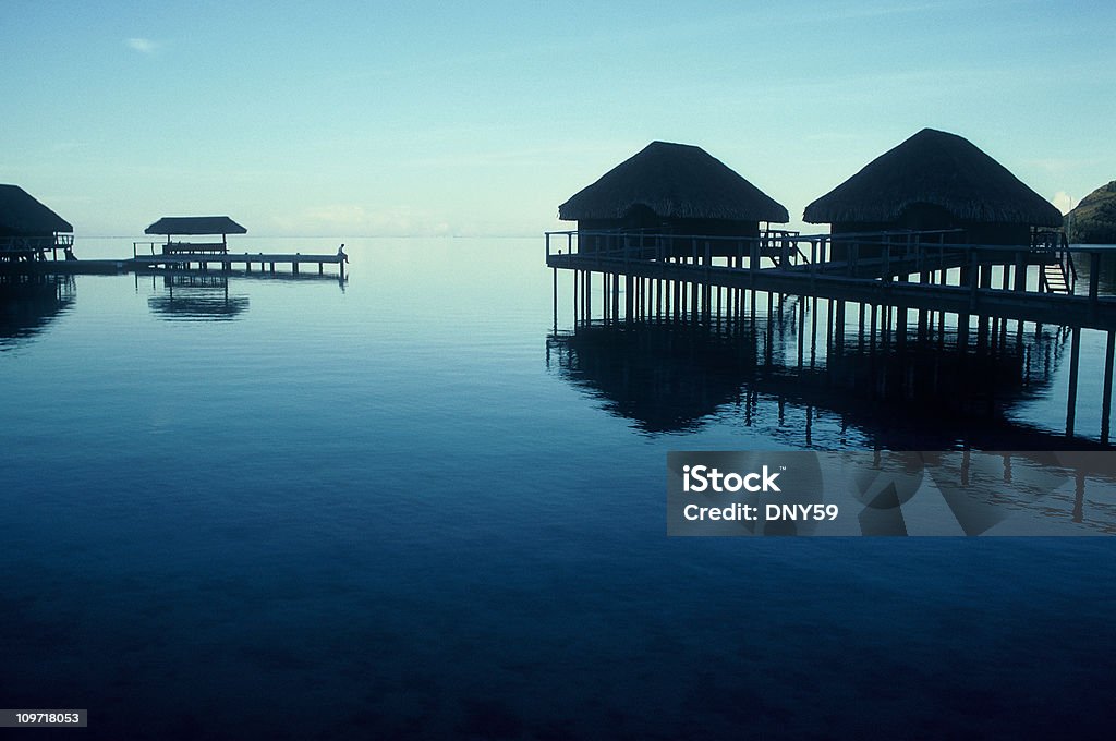 Lone pessoa pé no cais na estância Tropical - Royalty-free Bora Bora Foto de stock