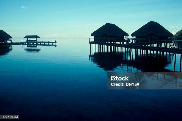 Lone Pessoa Pé No Cais Na Estância Tropical - Fotografias de stock e mais imagens de Bora Bora - Bora Bora, Empreendimento Turístico, Oceano Pacífico do Sul
