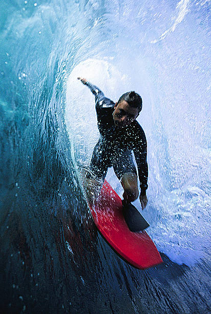 dropknee cilindro - surfing surf wave extreme sports fotografías e imágenes de stock