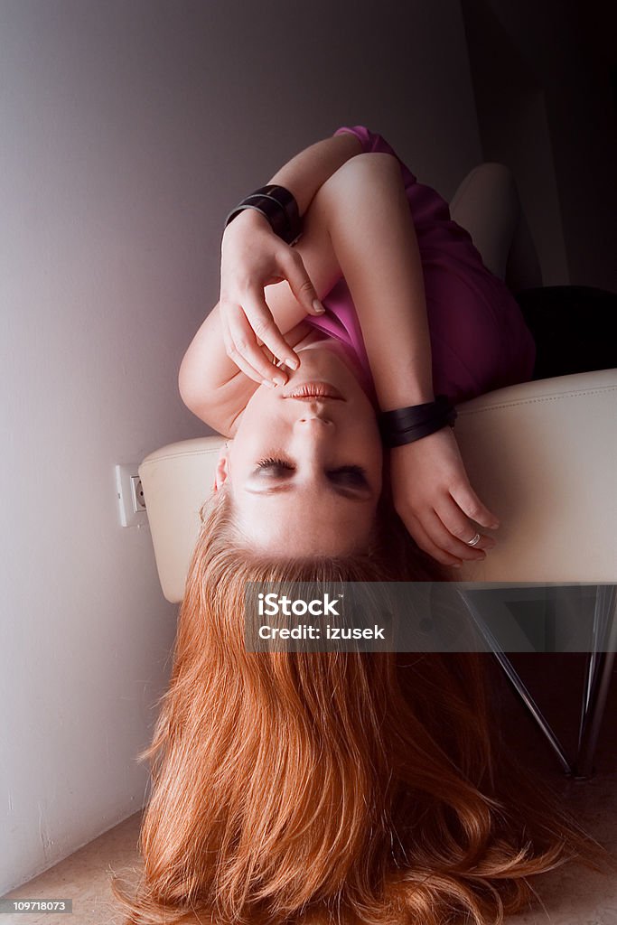 Młoda kobieta w pozycji leżącej - Zbiór zdjęć royalty-free (Dorosły)