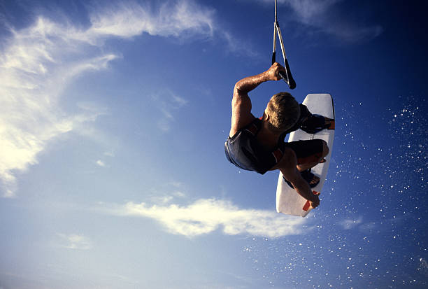 wakerboard powietrza - wakeboarding waterskiing water sport stunt zdjęcia i obrazy z banku zdjęć