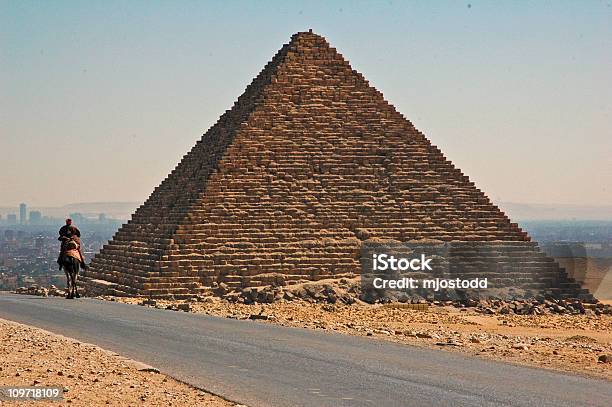 Kairo Pyramid Horizon Einsamen Kamel Stockfoto und mehr Bilder von Kairo - Kairo, Pyramide - Bauwerk, Beduine