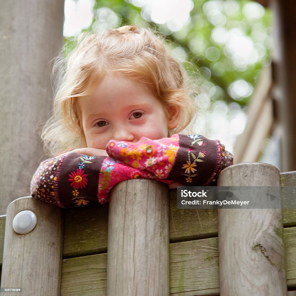 Ritratto di bambina nel parco - Foto stock royalty-free di Bambino