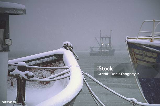 Barche Da Pesca Coperto Con Neve In Porto - Fotografie stock e altre immagini di Massachusetts - Massachusetts, Costa - Caratteristica costiera, Inverno