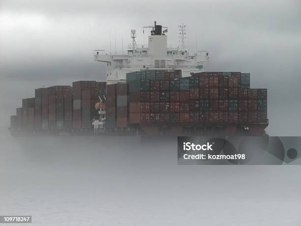 Barco De Carga En Niebla Foto de stock y más banco de imágenes de Niebla - Niebla, Buque de carga, Puerto