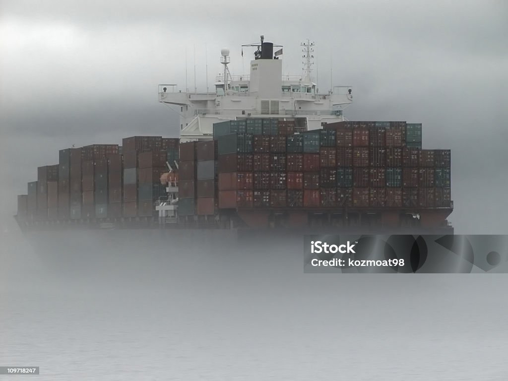 Nave Cargo in nebbia - Foto stock royalty-free di Nebbia