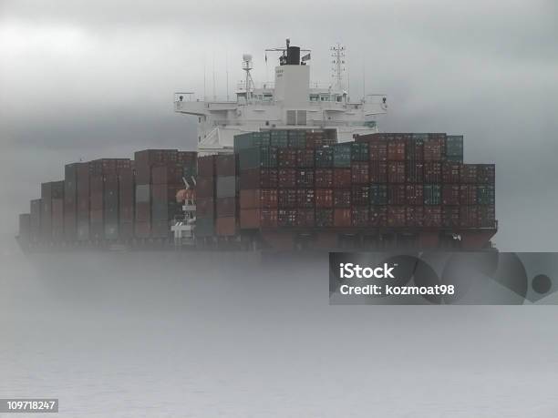 Nave Cargo In Nebbia - Fotografie stock e altre immagini di Nebbia - Nebbia, Nave mercantile, Porto marittimo