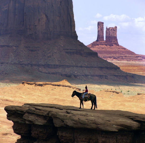 Navajo 少年を馬でモニュメントヴァレー ストックフォト