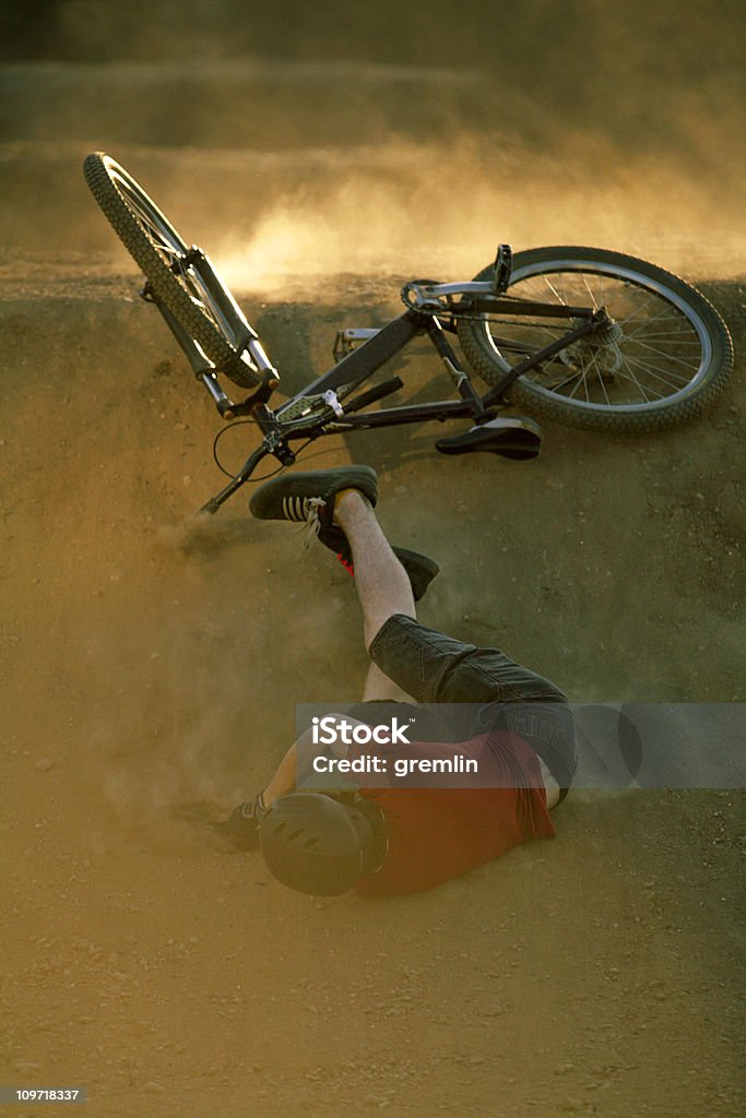 Homem cair de Bicicleta de BMX em Pista - Royalty-free Cair Foto de stock