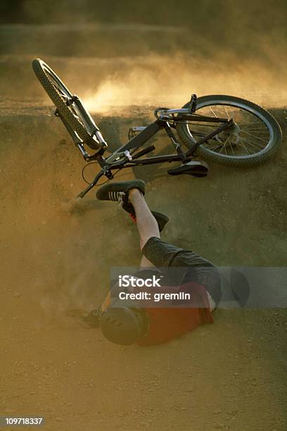 Homem Cair De Bicicleta De Bmx Em Pista - Fotografias de stock e mais imagens de Cair - Cair, Ciclismo, Bicicleta