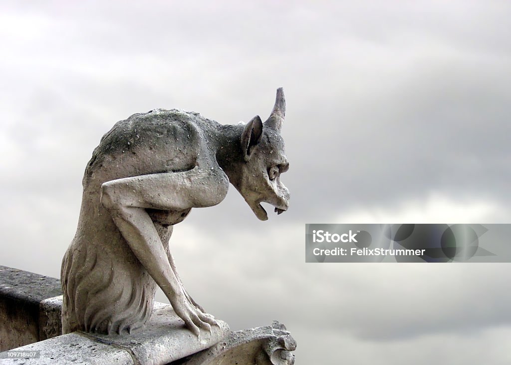 Gargouille Statue contre ciel nuageux - Photo de Gargouille libre de droits