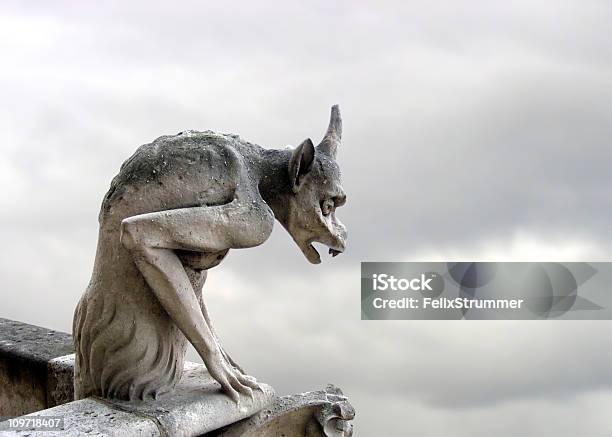 Photo libre de droit de Gargouille Statue Contre Ciel Nuageux banque d'images et plus d'images libres de droit de Gargouille - Gargouille, Statue, Notre-Dame