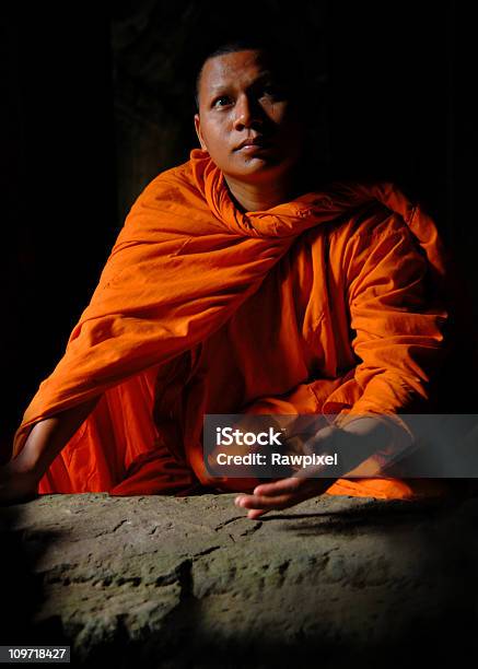 Buddhistischer Mönch Low Key Stockfoto und mehr Bilder von Angkor Wat - Angkor Wat, Asien, Beten