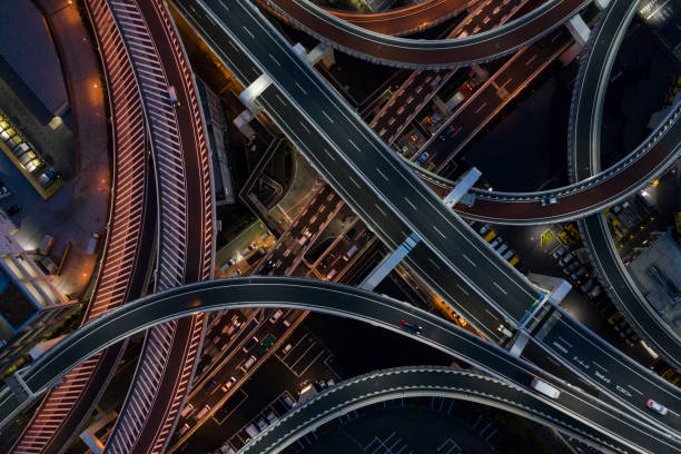 nacht-foto von kompliziert sich überschneidenden autobahn. - aerial stock-fotos und bilder