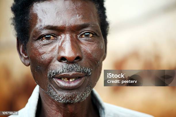 Photo libre de droit de Portrait De Senior Homme Africain banque d'images et plus d'images libres de droit de Afrique - Afrique, Culture africaine, D'origine africaine
