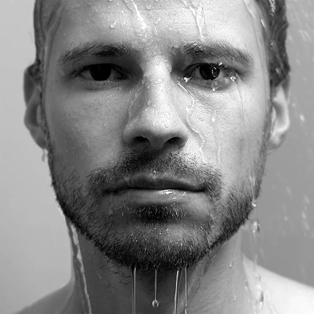 retrato de jovem homem correndo com água no seu rosto - shower human face men wet - fotografias e filmes do acervo